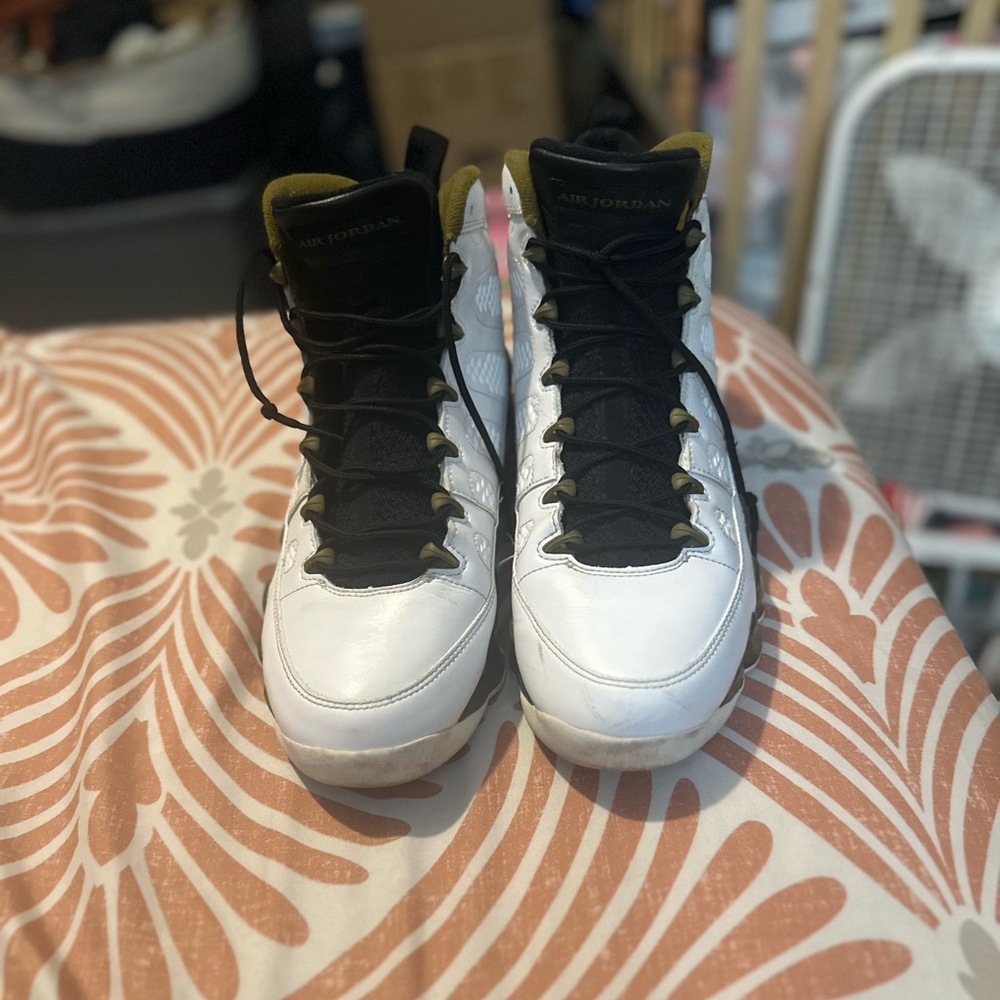 Jordan 9 (statue)
